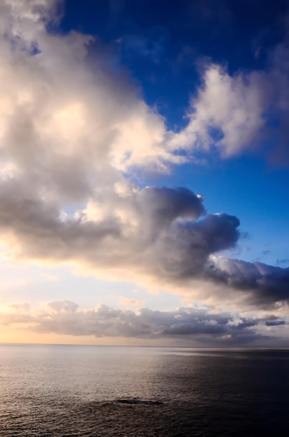 Wolkengebilde, farbige Wolken bei Sonnenuntergang in der Nähe des Ozeans