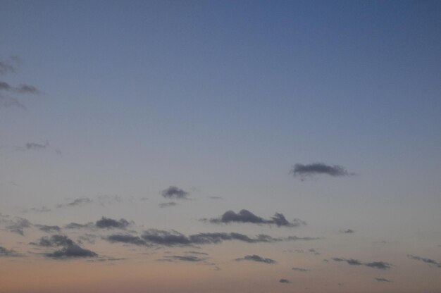 Wolkengebilde, farbige Wolken bei Sonnenuntergang in der Nähe des Ozeans