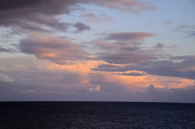 Wolkengebilde, farbige Wolken bei Sonnenuntergang in der Nähe des Ozeans