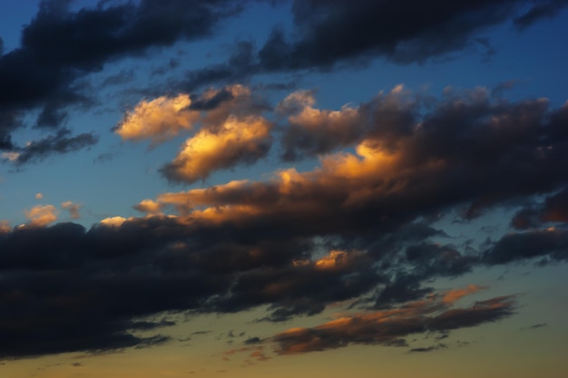 Wolkengebilde in großer Höhe