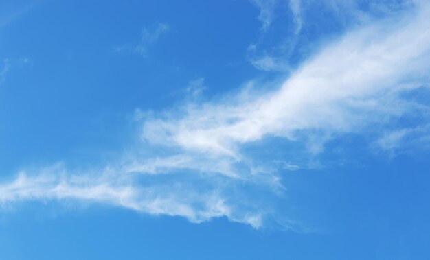 Wolkengebilde mit weißen, flauschigen Wolken und blauem Himmel