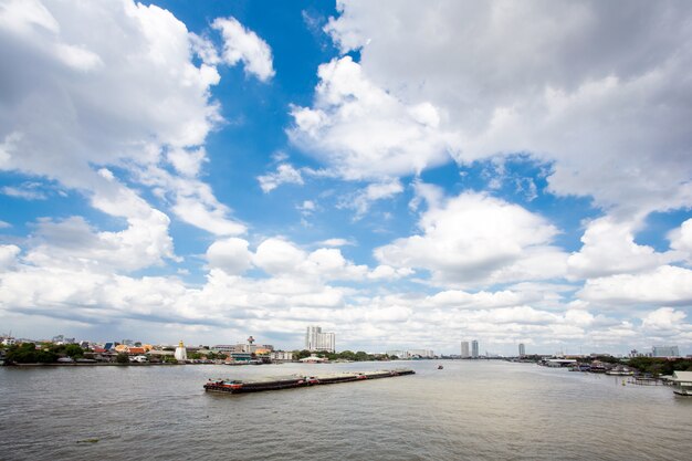 Wolkengebilde über Fluss