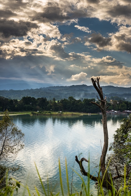 Wolkengebilde und Sonnenstrahlen am See