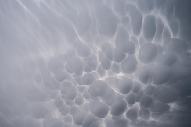 Wolkengebilde von Mammatuswolken vor einem Gewitter.