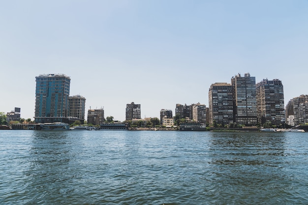 Wolkenkratzer am Ufer des Nils. Kairo-Blick vom Nil, Ägypten.