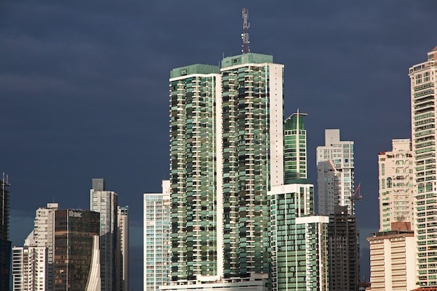 Wolkenkratzer an der Strandpromenade von Panama City, Mittelamerika