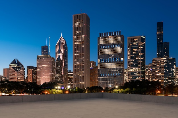 Wolkenkratzer Cityscape Downtown Chicago Skyline Gebäude Schöne Immobilien Nacht Leere Aussicht auf dem Dach Erfolgskonzept