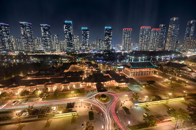 Wolkenkratzer-Gebäude mit traditioneller Hotelbeleuchtung im Songdo Central Park in Incheon, Südkorea