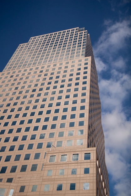 Wolkenkratzer gegen den Himmel in New York an einem sonnigen Tag