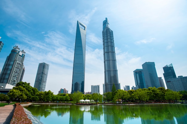 Wolkenkratzer im Finanzbezirk von Shanghai, China