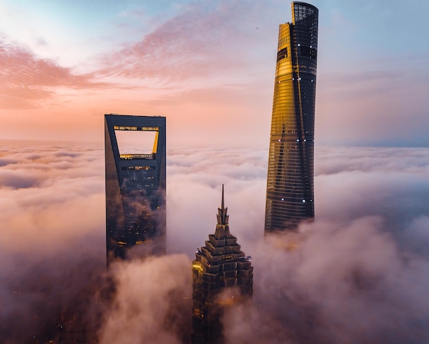 Foto wolkenkratzer im wolkenland im sonnenuntergang