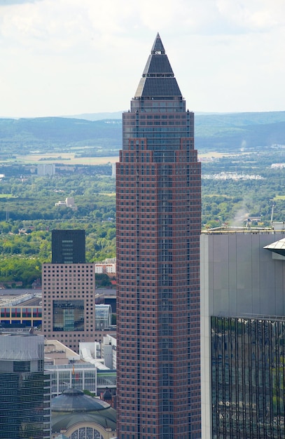 Wolkenkratzer in Frankfurt am Main auf einem Hintergrund des blauen Himmels