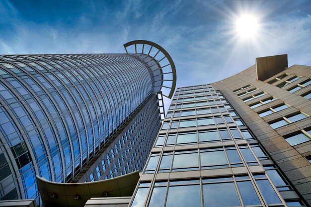 Wolkenkratzer mit blauem Himmel in Frankfurt in Hessen Deutschland