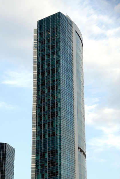 Wolkenkratzer Modernes Bürohochhaus aus Stahlglas und Beton