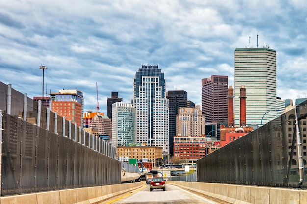 Wolkenkratzer und die Straße mit Autoverkehr, Boston, MA, USA.