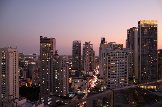 Wolkenkratzeransicht von Bangkok im Stadtzentrum gelegen nach dem Sonnenuntergang, wie von der Dachspitzenterrasse gesehen