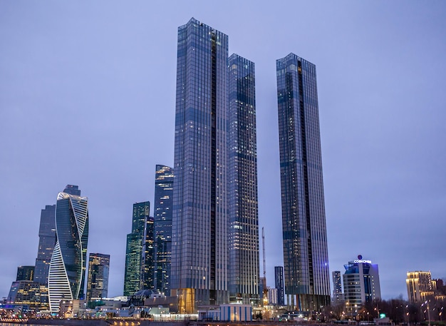 Wolkenkratzergebäude des Moscow City International Business Center mit Panoramafenstern und Nachtansicht.