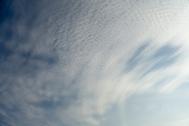 Wolkenlandschaft. Blauer Himmel und weiße Wolke. Sonniger Tag. Spindriftwolken.