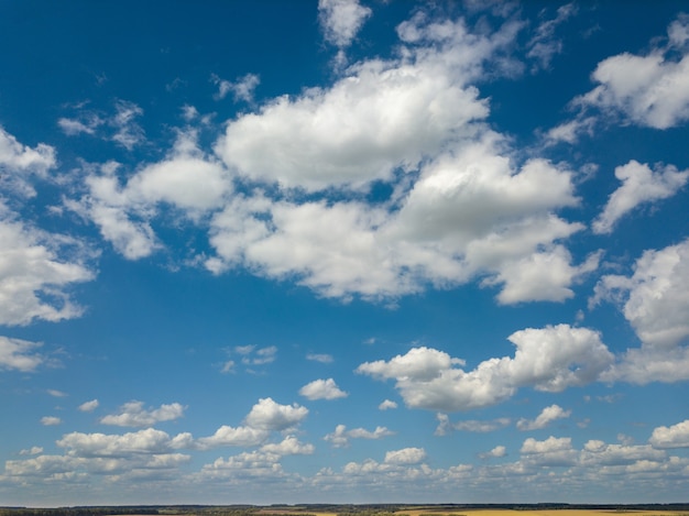 Wolkenlandschaft mit schönen weißen Wolken auf einem Hintergrund des blauen Himmels in einem sonnigen Sommertag. Luftaufnahme von der Drohne,