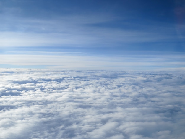 Wolkenlandschaft vom Flugzeug mit blauem Himmel gesehen