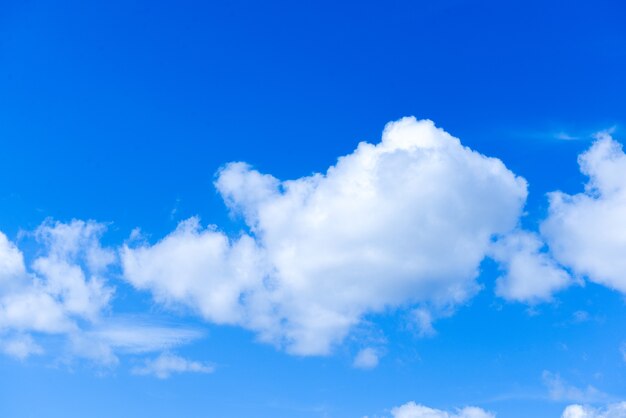 Wolkenlandschaften mit blauem Himmel