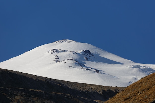 Wolkenloser himmel über dem schneebedeckten gipfel des mount elbrus, nordkaukasus