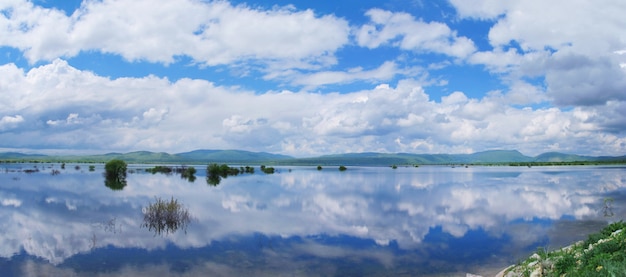 Wolkenreflexion im schönen See von Bacinska in Kroatien