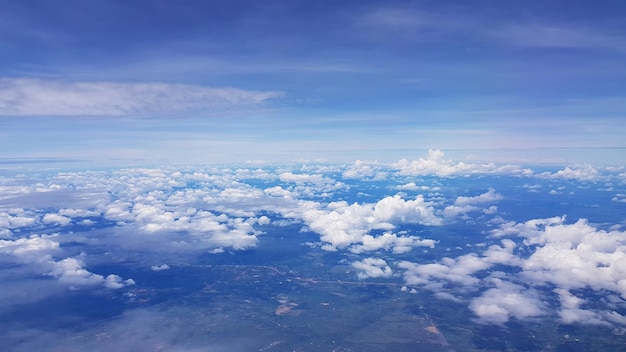 Wolkig. Blick aus dem Flugzeug auf das Stadtmeer und die Berglandschaft. Selektiver Fokus.