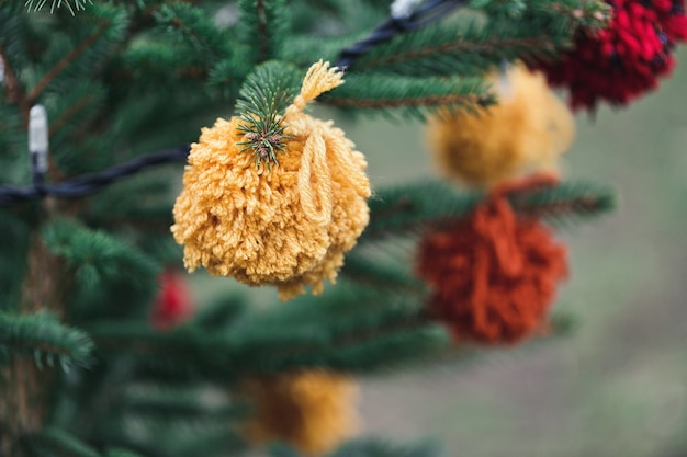 Wollhandgemachte Dekoration auf einem Weihnachtsbaum. Garnhandwerk, bereiten und Nullabfallkonzept auf