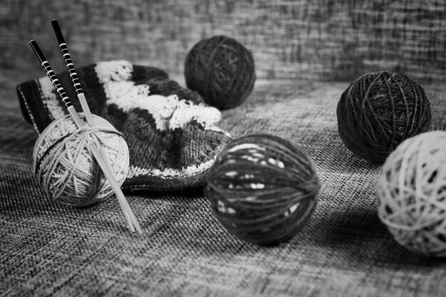 Wollknäuel und Stricknadeln sticken