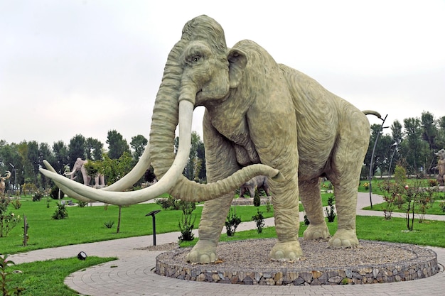 Wollmammut Betonskulptur im Erdgeschichtspark