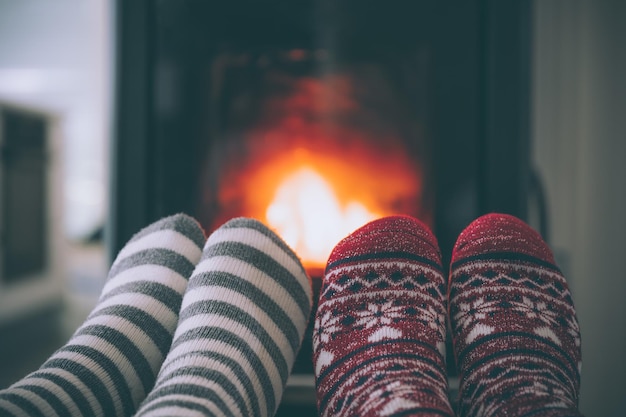 Wollsocken für die Füße am Kamin