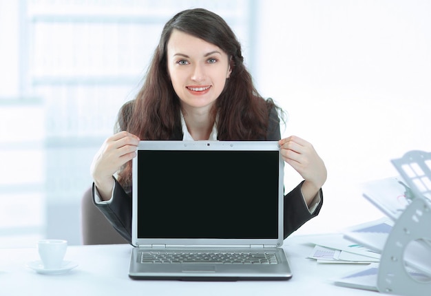 Woman Manager está mostrando em um laptop