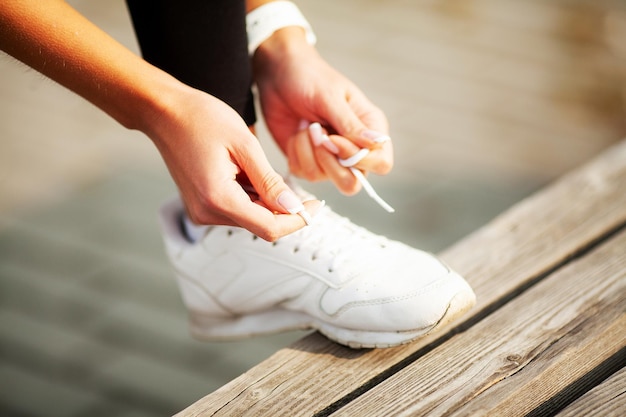 Woman Runner Schnürsenkel festziehen