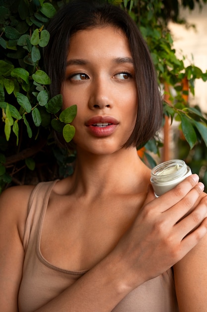 Foto woman with zero waste beauty products