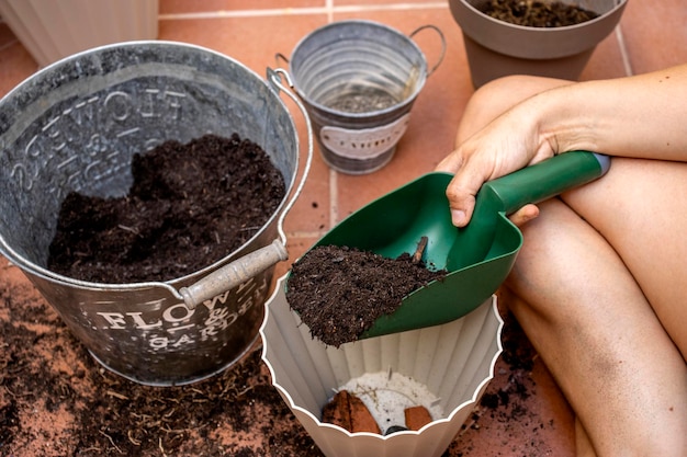 Woman39s Hand mit Gartengeräten und Erde zum Pflanzen Gartenkonzept