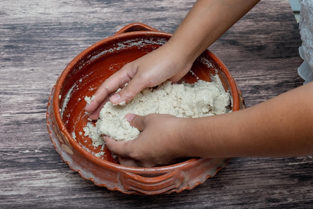 Woman39s manos mezclando masa de maíz para hacer tortillas