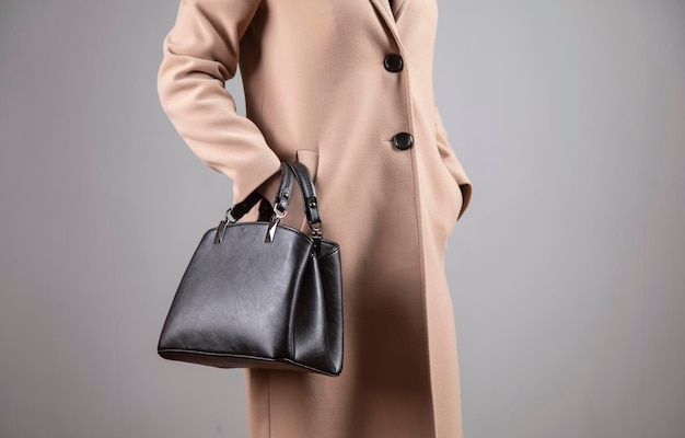 Womanin Mantel mit Tasche