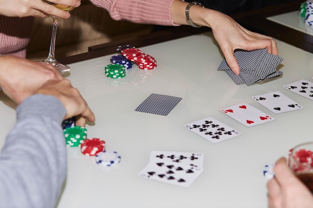 Women39s Hände mischen Karten Konzept des Pokerspiels auf dem Tisch mit Chips und Karten Ein Glas Champagner Glücksspielkonzept Genießen Sie den Moment digitale Entgiftung mit Freunden Selektiver Fokus