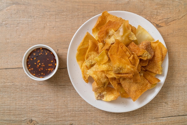 Wonton de cerdo frito con salsa para mojar