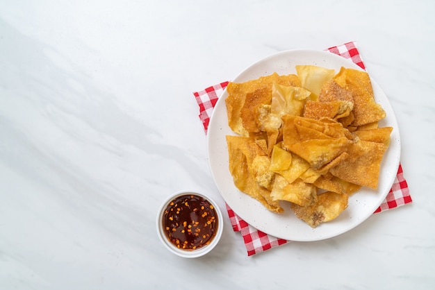 Wonton de cerdo frito con salsa para mojar