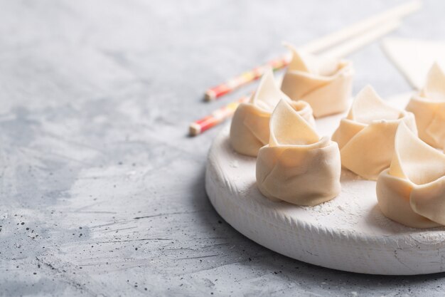 Wonton cru, prato chinês feito de massa e recheios