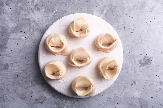 Wonton cru, prato chinês feito de massa e recheios