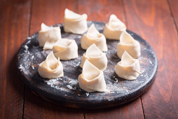 Wonton cru, prato chinês feito de massa e recheios
