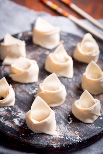 Wonton cru, prato chinês feito de massa e recheios