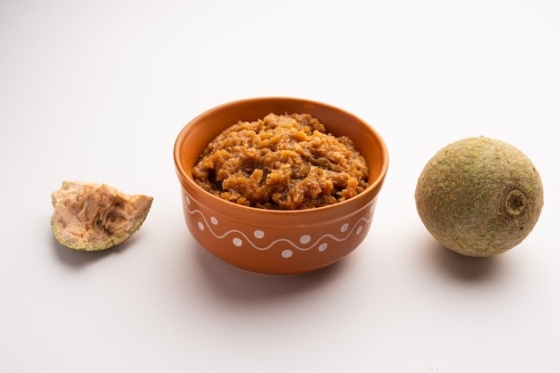 Wood Apple o Kavath chutney es una receta de guarnición agria y dulce de la India