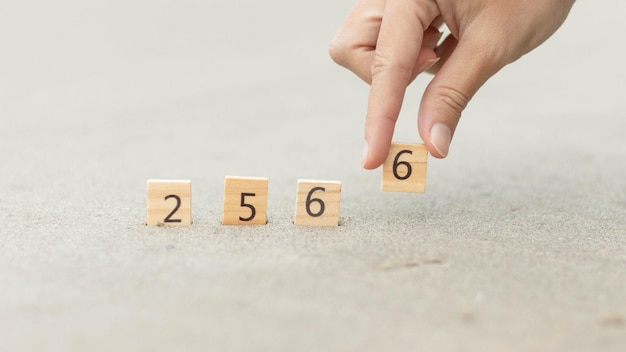 Woodblocks Würfel quadratisch mit der Nummer 2566 auf Sand Business Goals im nächsten Jahr