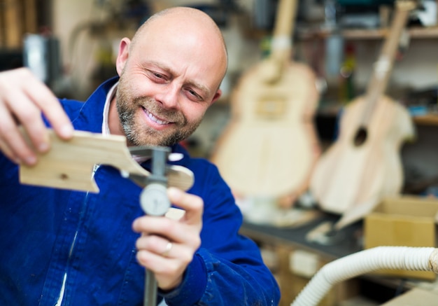 Woodworker auf Drehbank im Arbeitsraum