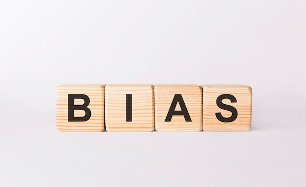 Word BIAS aus Holzklötzen auf Weiß