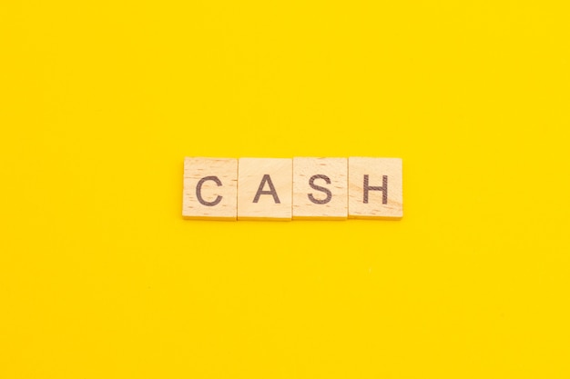 Word CASH feito de cubos de madeira como conceito de negócio